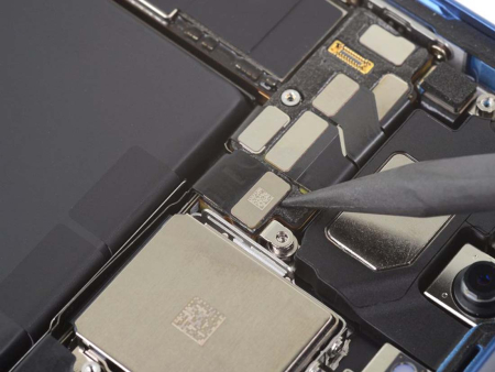 Ремонт материнской платы iPhone 13