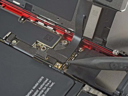 Замена нижнего микрофона iPhone SE 2022